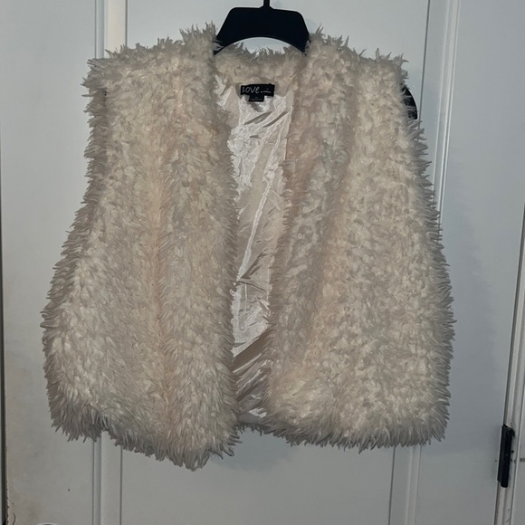 Faux fur vest, size extra large, with a soft satin lime inside. - Picture 1 of 8